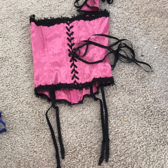 Pink and black laced corset - Picture 2 of 9